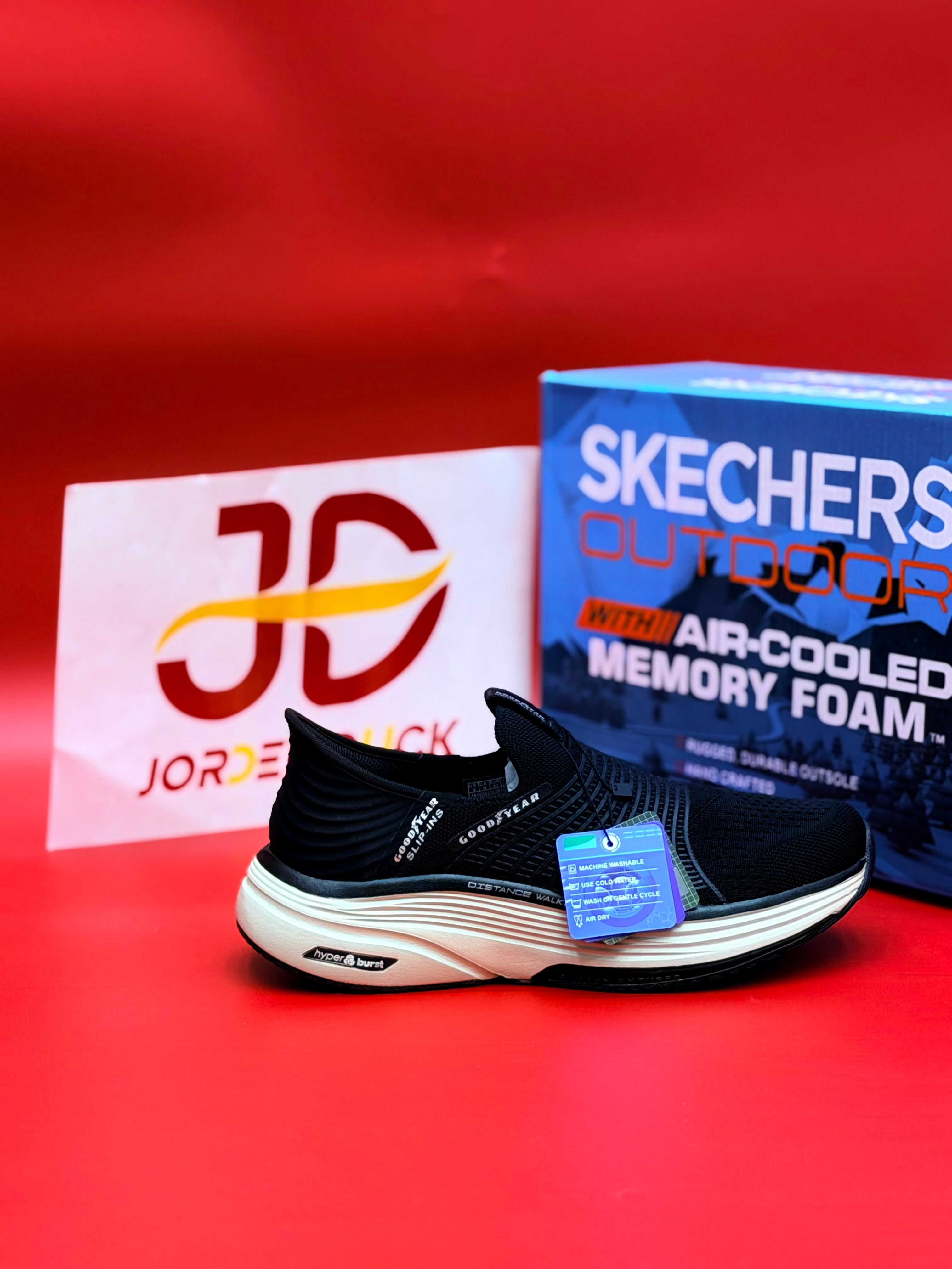 SKECHARES DISTANCE WALK (Black)