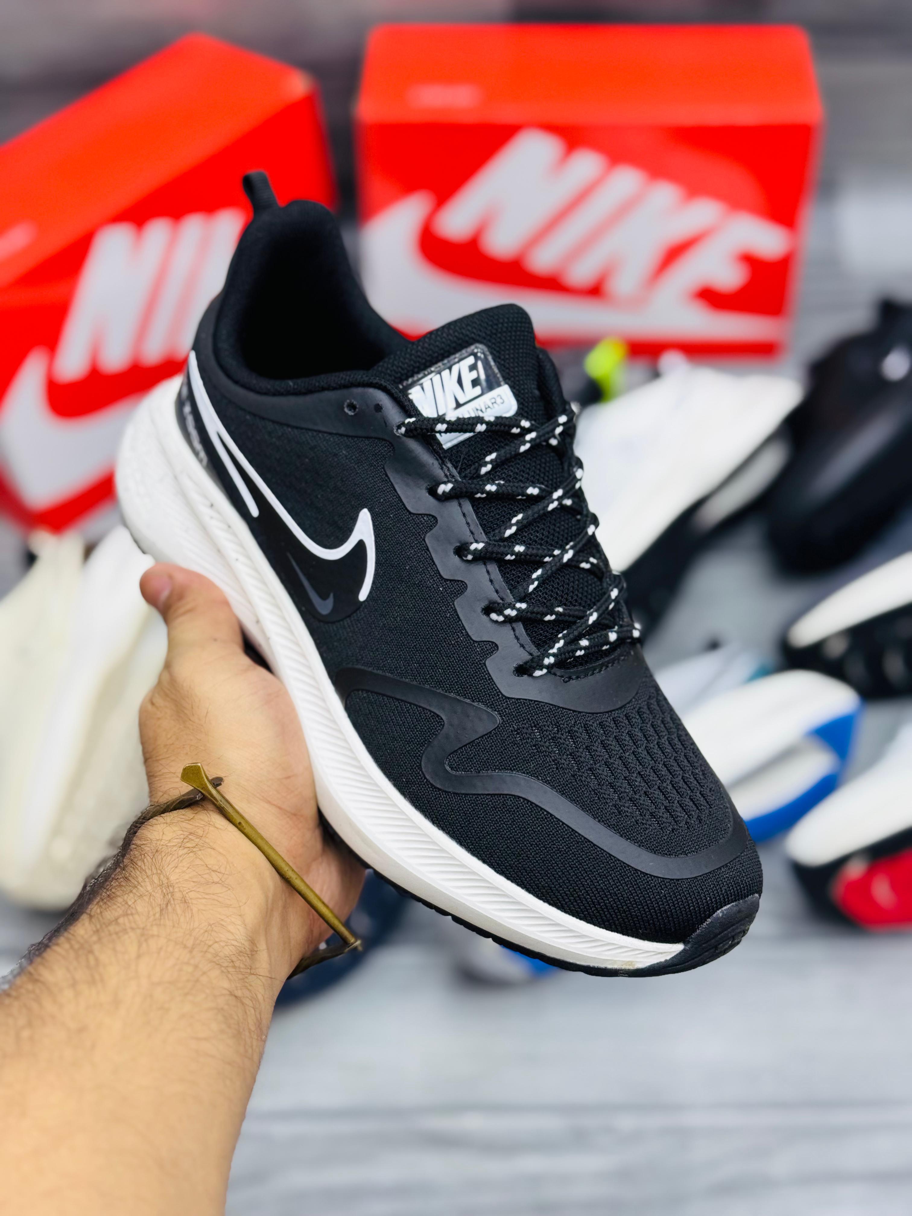 NIKE ZOOM PEGASUS 42 - BLACK/WHITE